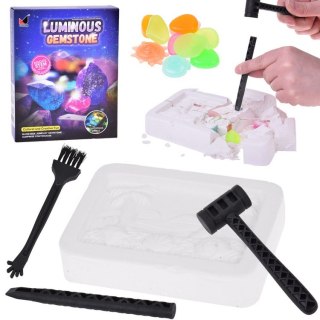 Mały archeolog wykopaliska kamienie fluorescencyjne szukanie skarbu ZA5595