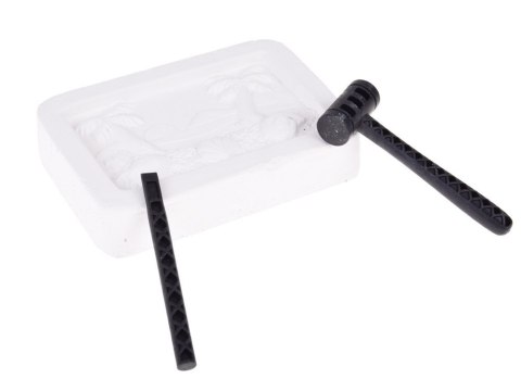 Mały archeolog wykopaliska kamienie fluorescencyjne szukanie skarbu ZA5595