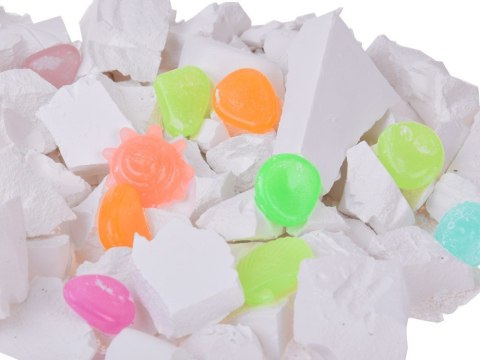 Mały archeolog wykopaliska kamienie fluorescencyjne szukanie skarbu ZA5595